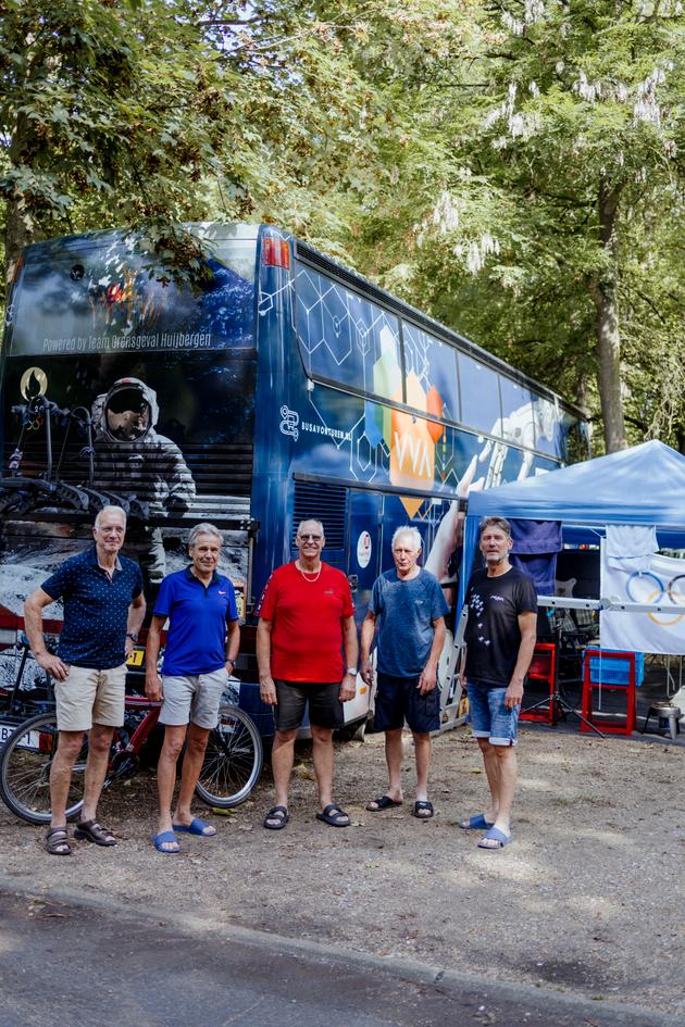 René, Johan, Jac, Herma and Piet are part of the Dutch group from Bergen op Zoom that has a double-decker bus. At the Paris campsite, July 31, 2024.