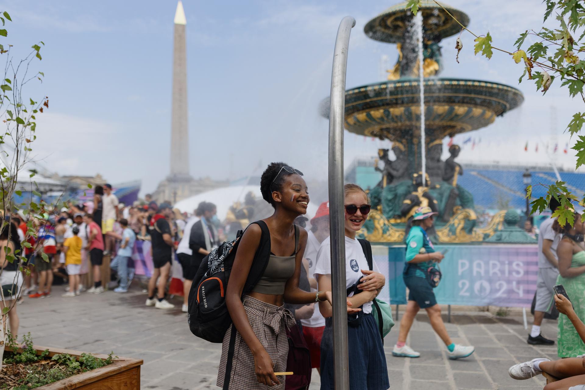 Des brumisateurs mis à la disposition du public, place de la Concorde, à Paris, le 31 juillet 2024. 