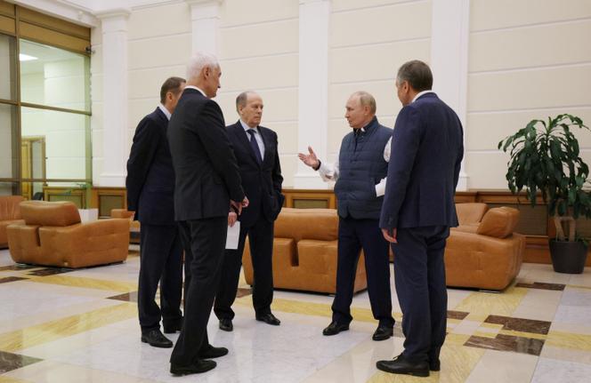 Vladimir Poutine lors d’une discussion avec le chef du SVR Sergueï Naryshkin et des hauts responsables du rensgeignement et de la défense, le 1er août. 