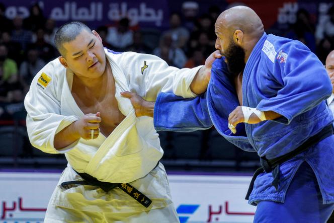 Tatsuru Saito (à gauche) face au Néerlandais Roy Meyer lors des championnats du monde à Doha, le 14 mai 2023.
