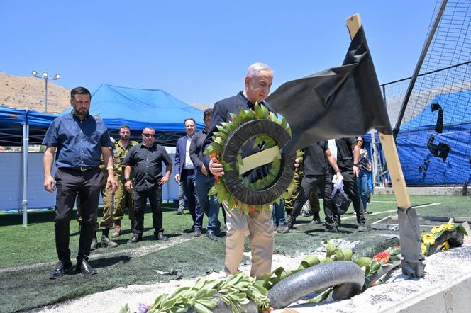 Le premier ministre israélien, Benyamin Nétanyahou, à Majdal Shams, dans le Golan, après une frappe imputée au Hezbollah, en Israël, le 29 juillet 2024 (une photo fournie par le service de presse du gouvernement Israélien).