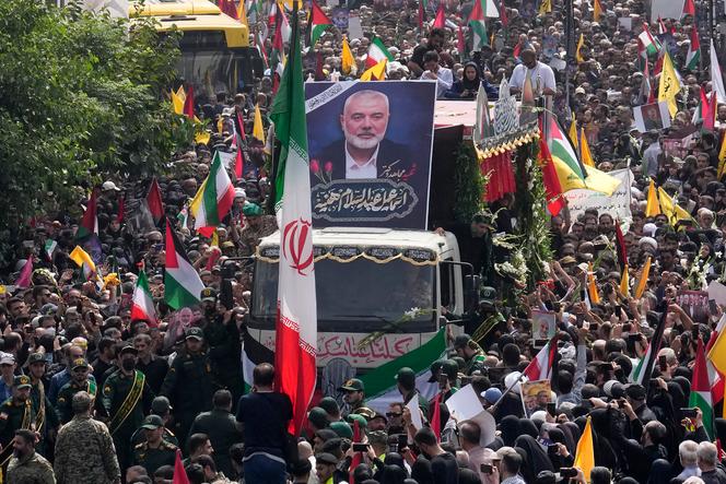 Lors de la procession funéraire du chef du Hamas palestinien, Ismaïl Haniyeh, tué le 31 juillet dans un assassinat imputé à Israël, dans une rue de Téhéran, le 1ᵉʳ août 2024.