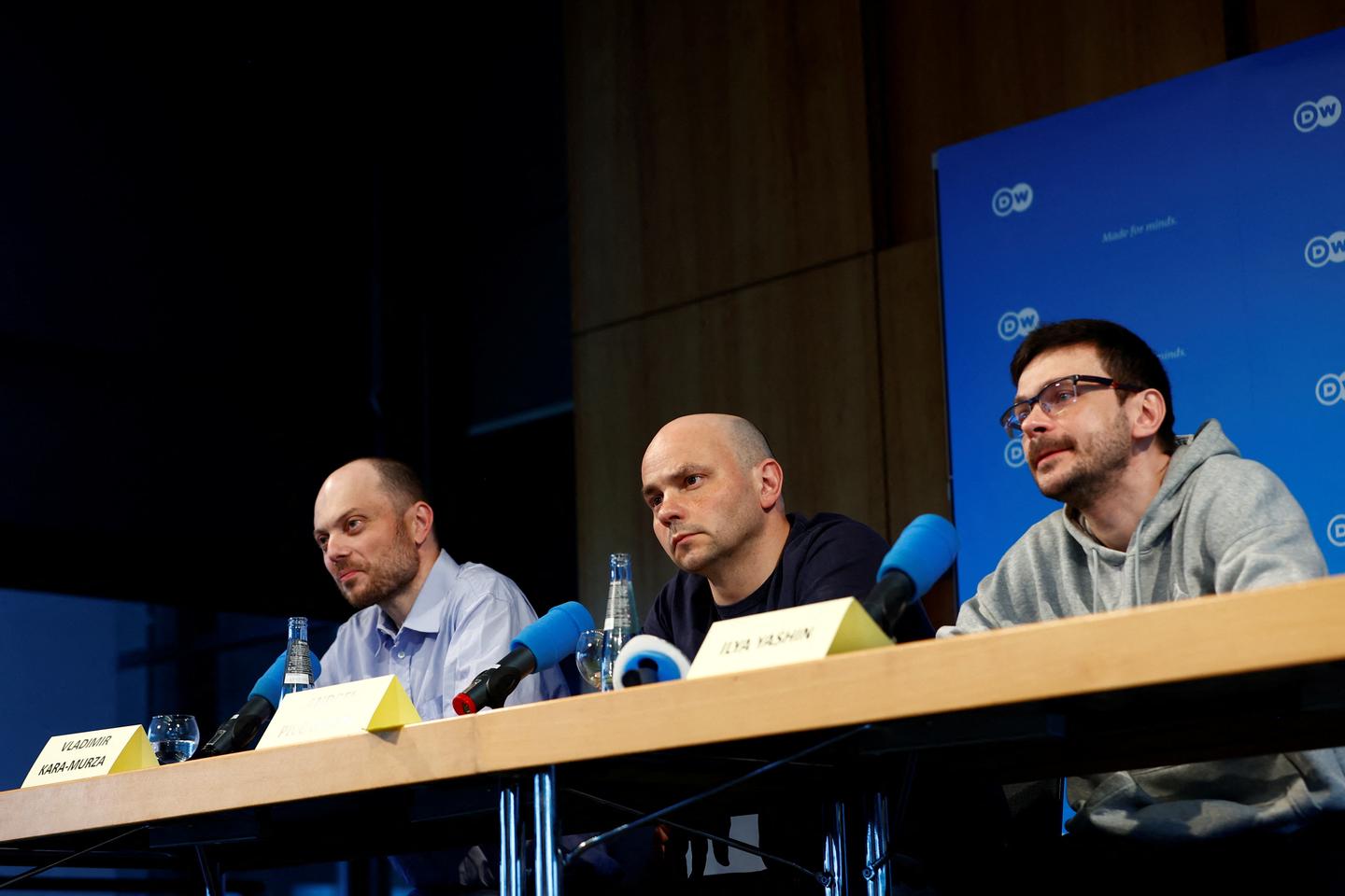 Dissidents freed in prisoner swap recount details of release, vow to keep up fight against Putin