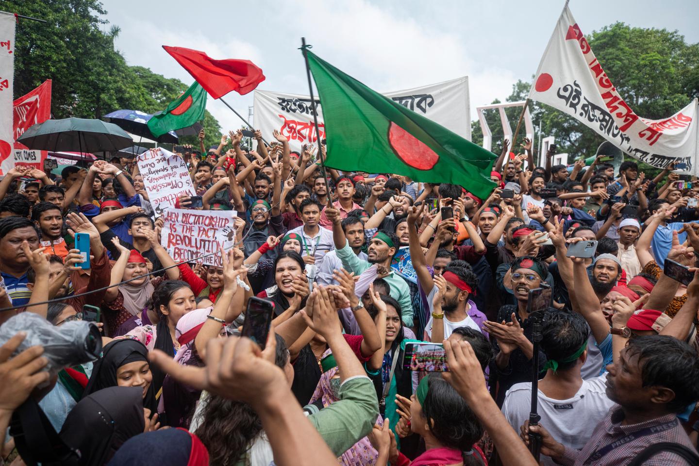 Bangladesh: Renewed protests against prime minister demand justice for 200 killed in violence