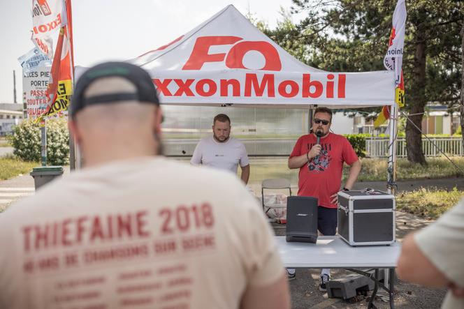 Prises de parole de syndicalistes à l’entrée du site ExxonMobil de Port-Jérôme-sur-Seine (Seine-Maritime), le 30 juillet 2024