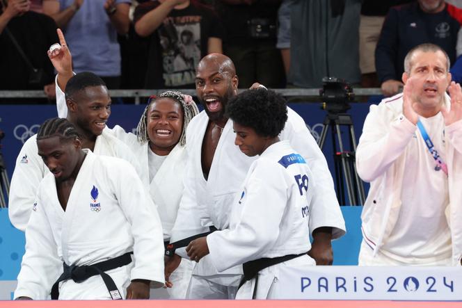 Les Bleus après la demi-finale du tournoi olympique 2024 par équipes, face à l’Italie, à l’Arena Champ-de-Mars, le 3 août 2024.  