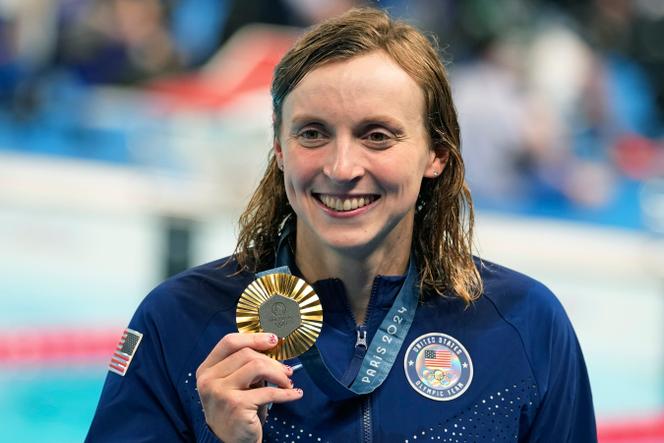 L'Américaine Katie Ledecky célèbre sa médaille d'or lors de la cérémonie de remise des prix du 800 mètres nage libre féminin aux Jeux olympiques d'été de Nanterre, en France, le samedi 3 août 2024.