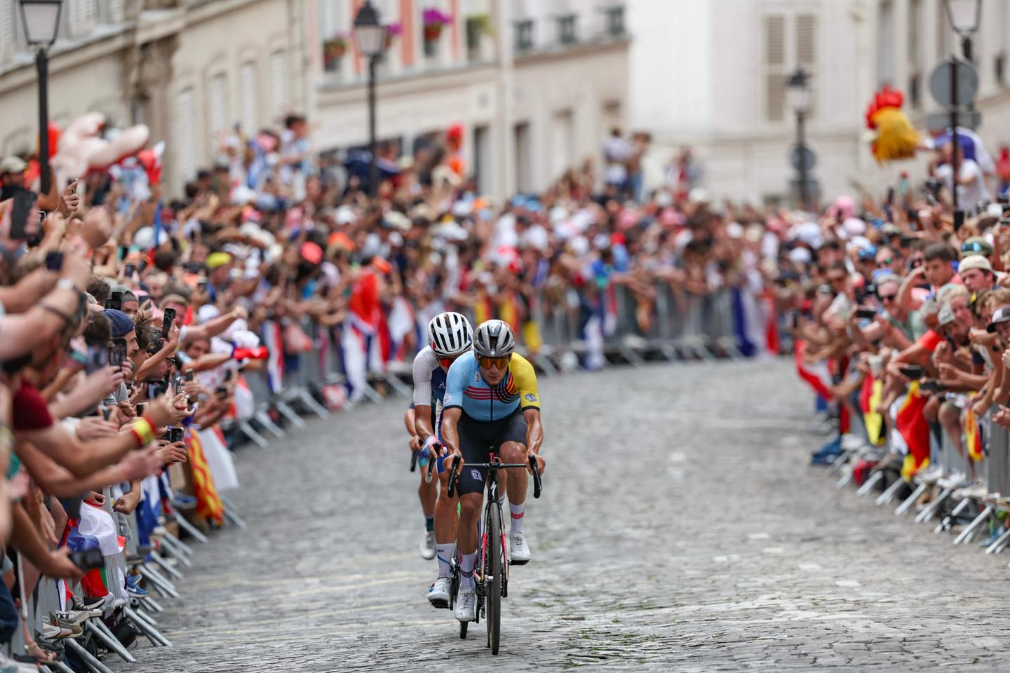 ベルギーの自転車選手レムコ・エヴェネプール、モンマルトル共和国大統領