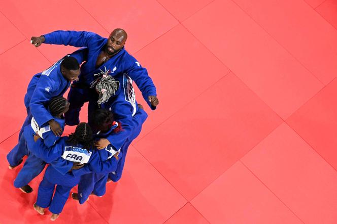 L’équipe de France mixte de judo menée par Teddy Riner (en haut), après son titre aux Jeux olympiques de Paris, le 3 août 2024.