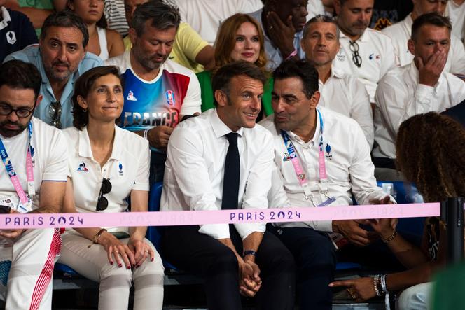 La ministre des sports, Amélie Oudéa-Castéra, le président de la République, Emmanuel Macron, et le président de la fédération française de judo, Stéphane Nomis, dans les gradins lors de la finale de judo masculin dans la catégorie des + 100 kg, à l’Arena Champ-de-Mars, à Paris, le 2 août 2024.