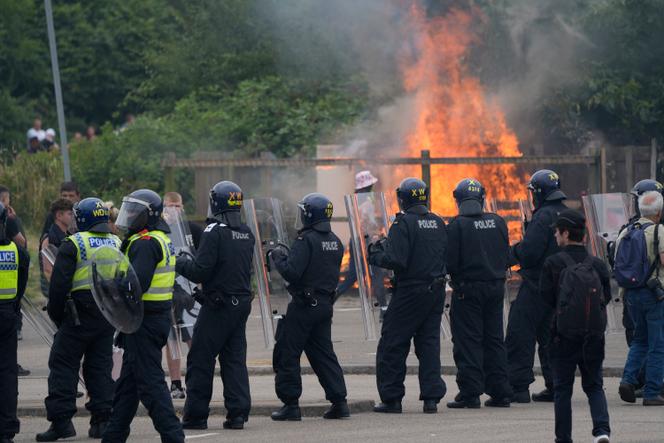 Des policiers bloquent des manifestants anti-immigration devant le Holiday Inn Express de Rotherham, en Angleterre, dimanche 4 août 2024.