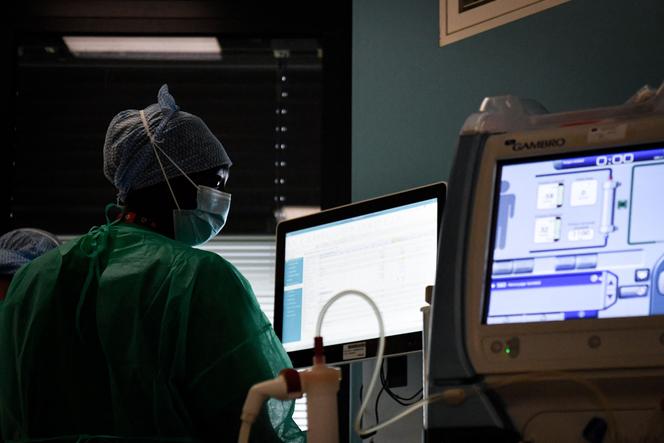 Au service de réanimation de l’hôpital Delafontaine (AP-HP) à Saint-Denis, en décembre 2021.