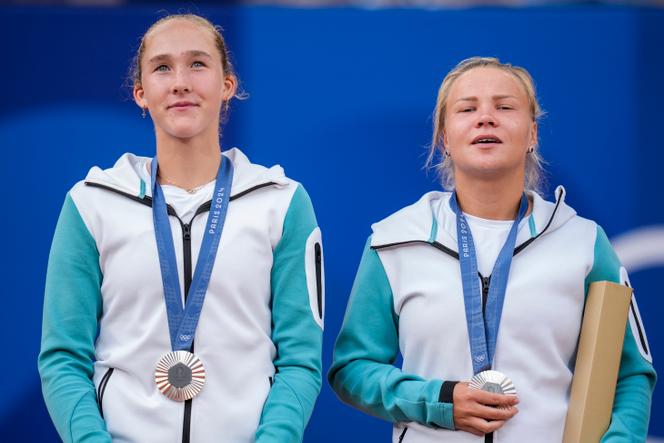 Мира Андреева и Диана Шнайдер на Ролан Гаррос на летних Олимпийских играх 2024 года, воскресенье, 4 августа 2024 года.