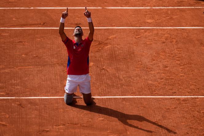 O tenista sérvio Novak Djokovic comemora a vitória sobre o espanhol Carlos Alcaraz, na final individual masculina dos Jogos Olímpicos de 2024, em Roland-Garros, em Paris, no dia 4 de agosto de 2024.