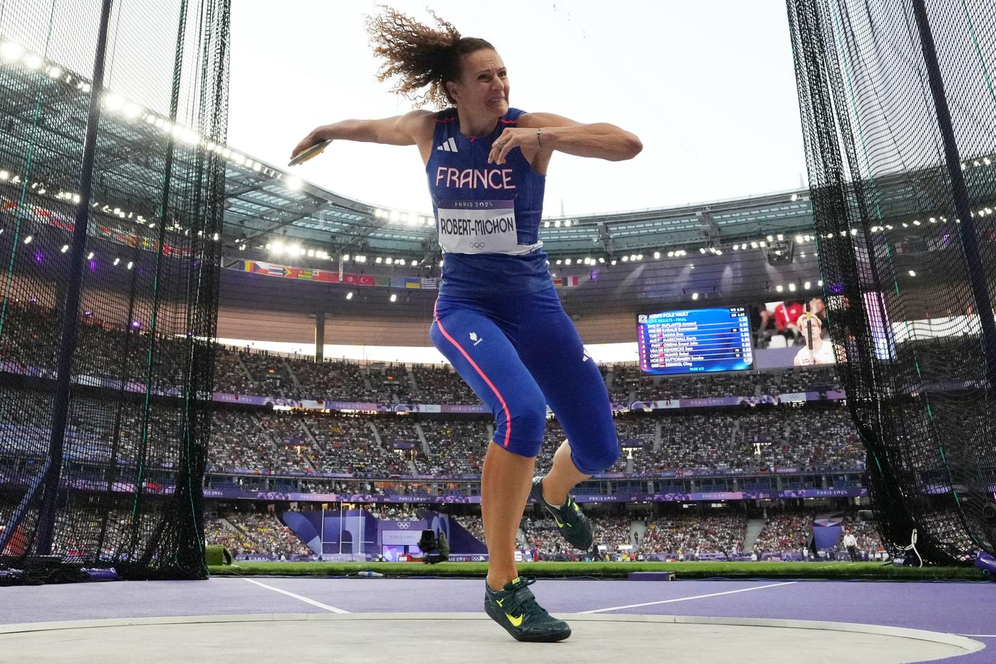 フランスの円盤投げ選手メリナ・ロベール＝ミション選手は、7度目のオリンピック出場を果たし、称賛を浴びた。