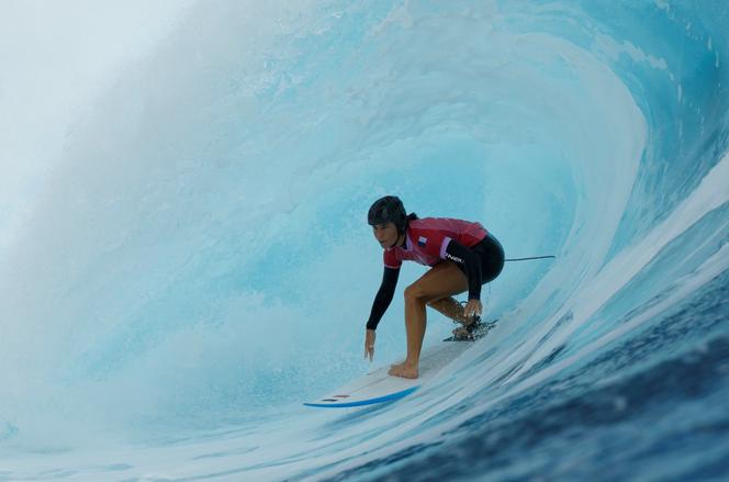 La Française Johanne Defay, lors de la finale de surf féminine des JO de Paris, à Teahupoo, à Tahiti, le 5 août 2024. 