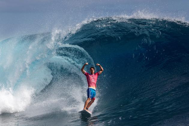 Le Français Kauli Vaast à Teahupo'o, à Tahiti, lors des épreuves de surf des Jeux olympiques, le 5 août 2024.