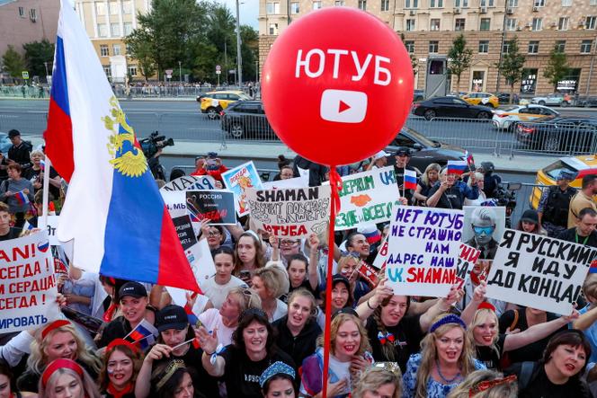 Plusieurs centaines de personnes, dont le chanteur pro-Kremlin Yaroslav Dronov, alias « Shaman », se sont rassemblées devant l’ambassade des Etats-Unis à Moscou pour protester contre le blocage par YouTube de certaines chaînes russes sur le site américain de vidéo, le 19 juillet 2024.