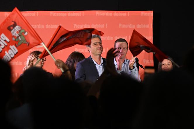 François Ruffin célèbre sa victoire lors de la soirée du second tour des élections législatives, à Flixecourt (Somme), le 7 juillet 2024.