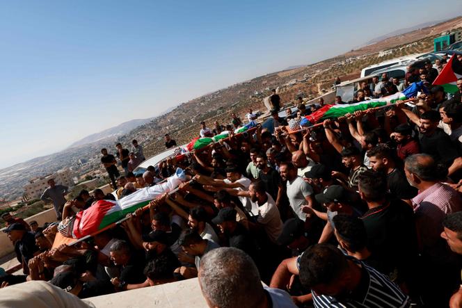 Des Palestiniens assistent aux funérailles d’hommes tués lors d’un raid israélien en Cisjordanie, le 6 août 2024, à Tubas.