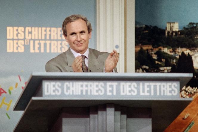 L’animateur Patrice Laffont, le 8 février 1989, sur le plateau du jeu « Des chiffres et des lettres », à Paris.