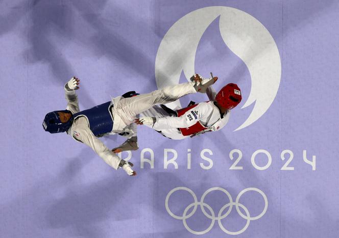 Il francese Sirian Ravet (in blu), durante il suo combattimento contro il venezuelano Yohandry Granado nella categoria sotto i 58 kg, alle Olimpiadi di Parigi, al Grand Palais, il 7 agosto 2024.