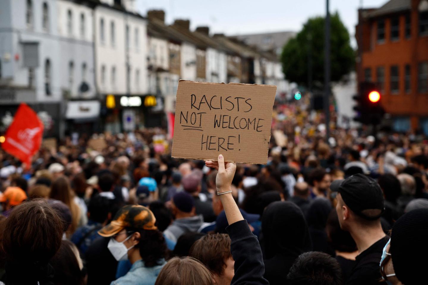 Anti-racist protesters mobilize against far-right rioters in the UK
