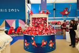 Les mascottes Phryges des Jeux olympiques et paralympiques dans la boutique officielle de Paris 2024, le 27 juin 2024.