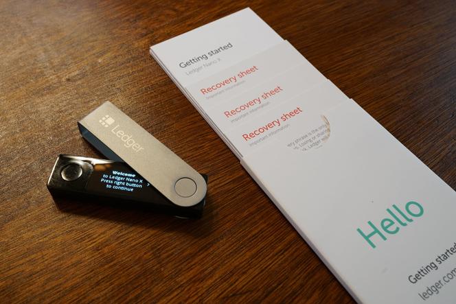 Un portefeuille Ledger Nano X Crypto Currency, à côté du guide de démarrage, en décembre 2021.