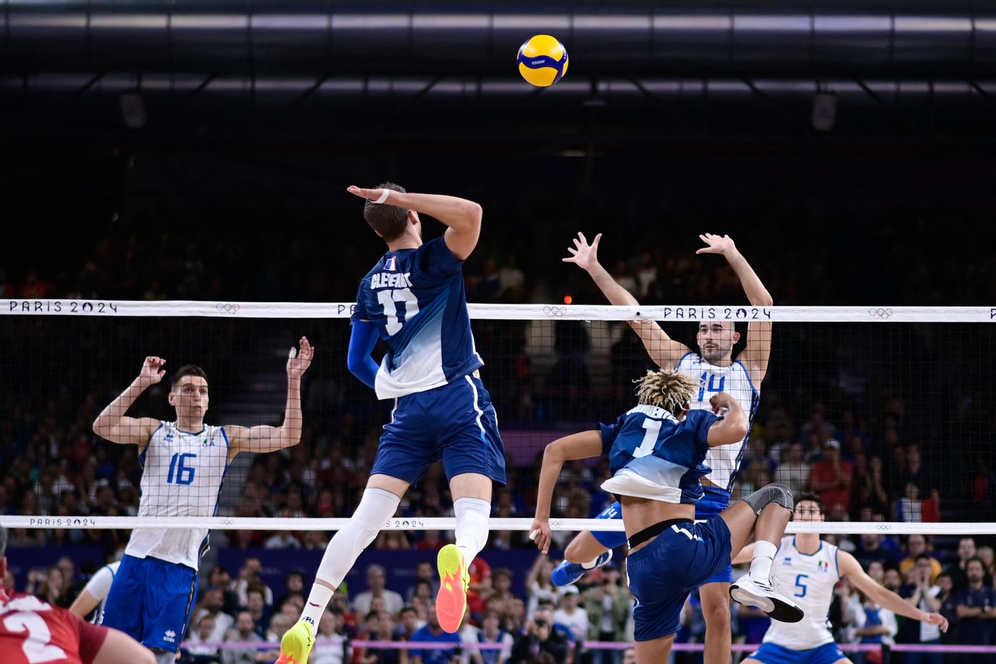 Volley-ball aux JO 2024 : l&rsquo;&eacute;quipe de France masculine d&eacute;cha&icirc;ne la &laquo; furia francese &raquo; contre l&rsquo;Italie