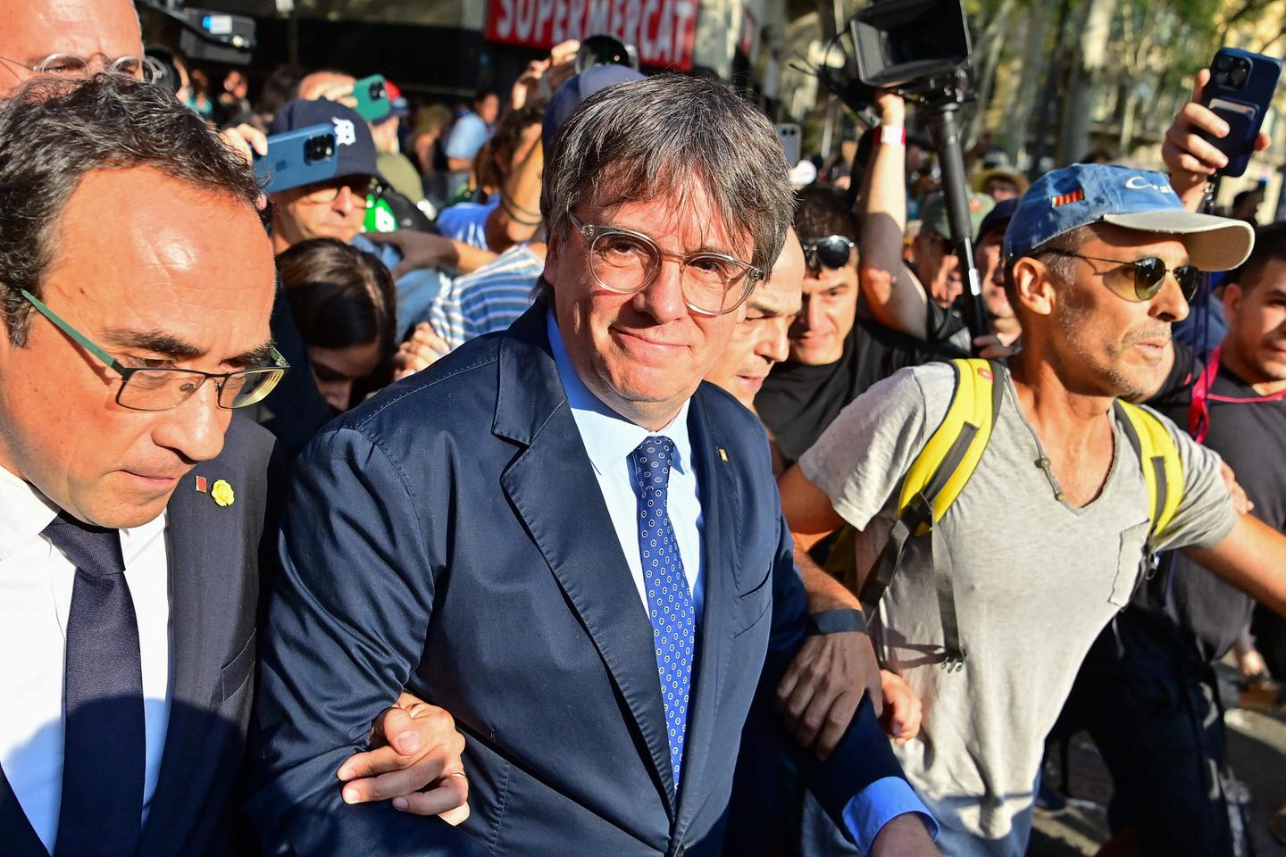 En Barcelona, ​​el independentista Carles Puigdemont desconcierta a la policía