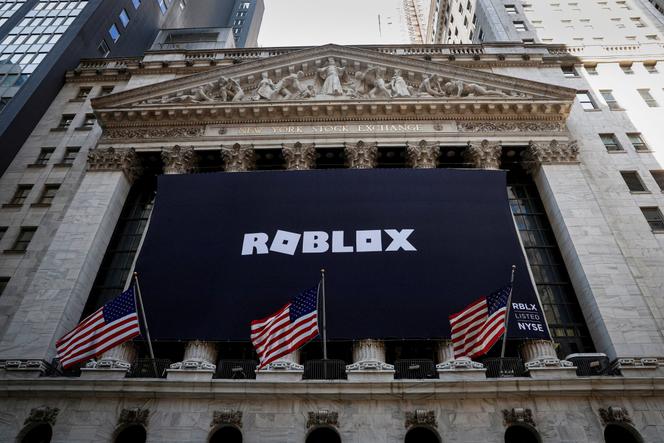 Le logo de Roblox lors de son introduction à la bourse de New York, le 10 mars 2021. L’entreprise était alors valorisée à 46 milliards de dollars (42 milliards d’euros).