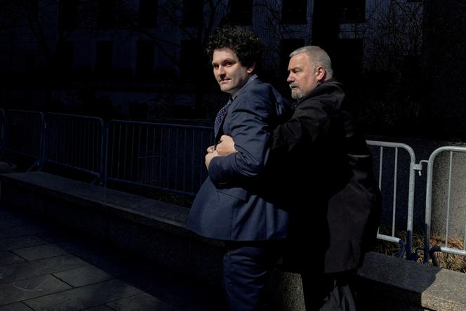 Le fondateur et ancien patron de FTX, Sam Bankman-Fried, le 30 mars 2023 devant le tribunal de Manhattan, à New York.