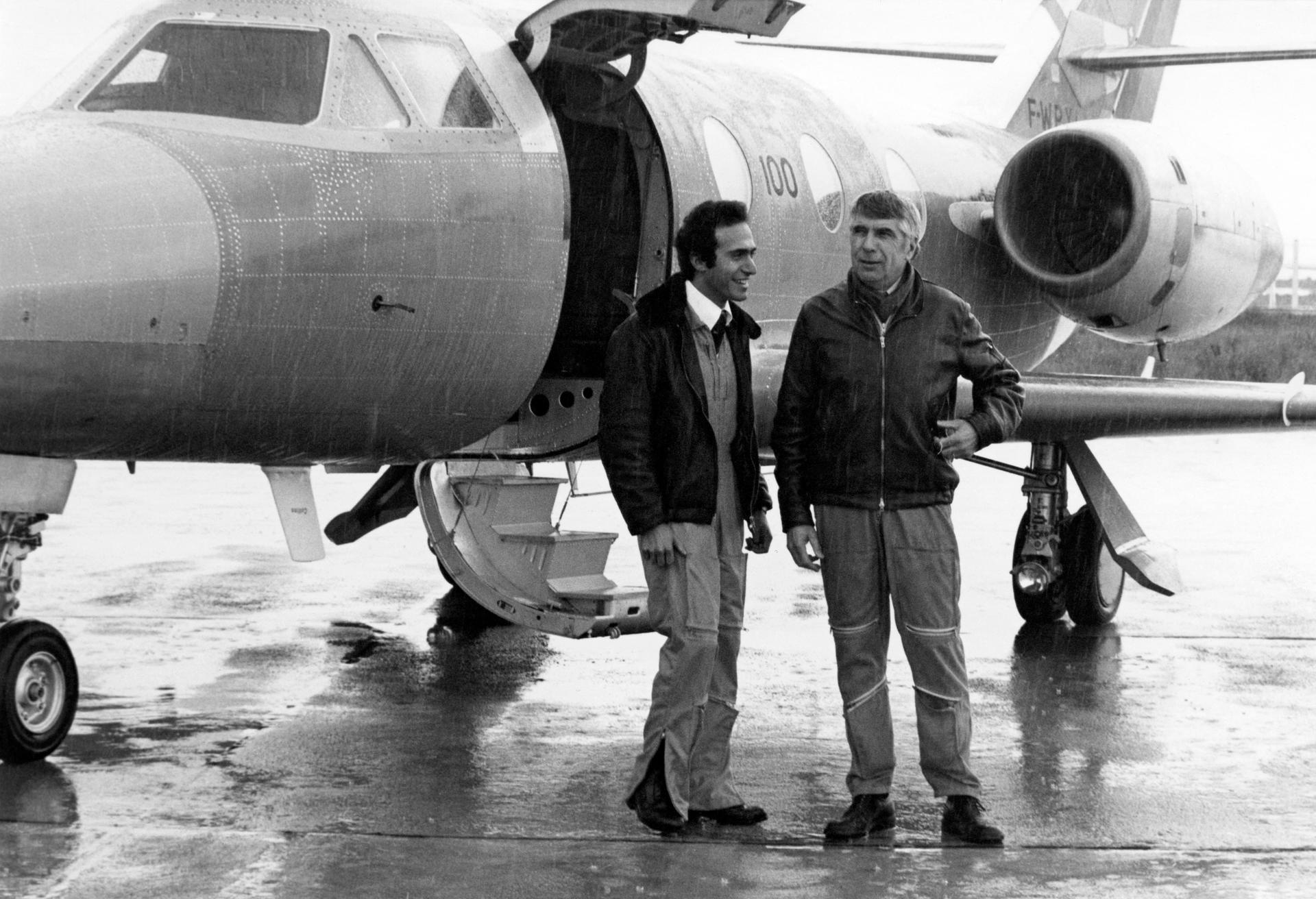 Le 100e Falcon 10 (Mystère 10) effectue son vol inaugural, piloté par Olivier Dassault (à gauche), petit-fils de Marcel Dassault, à Istres, dans le sud de la France, le 22 février 1977.
