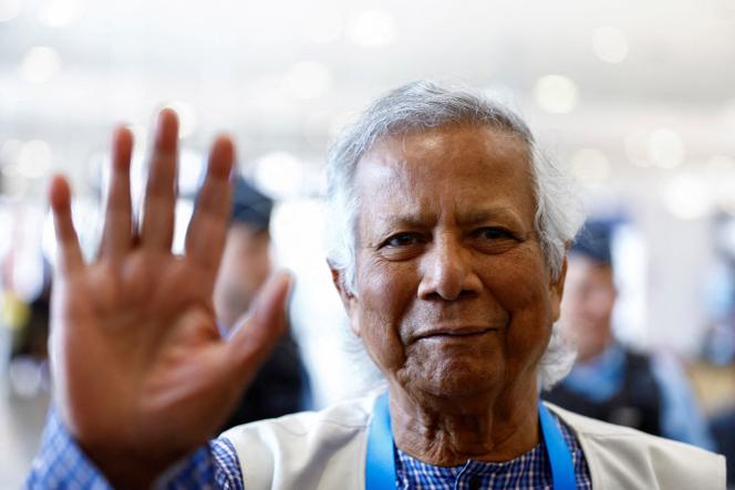 Le lauréat du prix Nobel de la paix, Muhammad Yunus, qui a été recommandé par les leaders étudiants bangladais comme chef du gouvernement intérimaire au Bangladesh, à l’aéroport de Paris-Charles-de-Gaulle, le 7 août 2024.