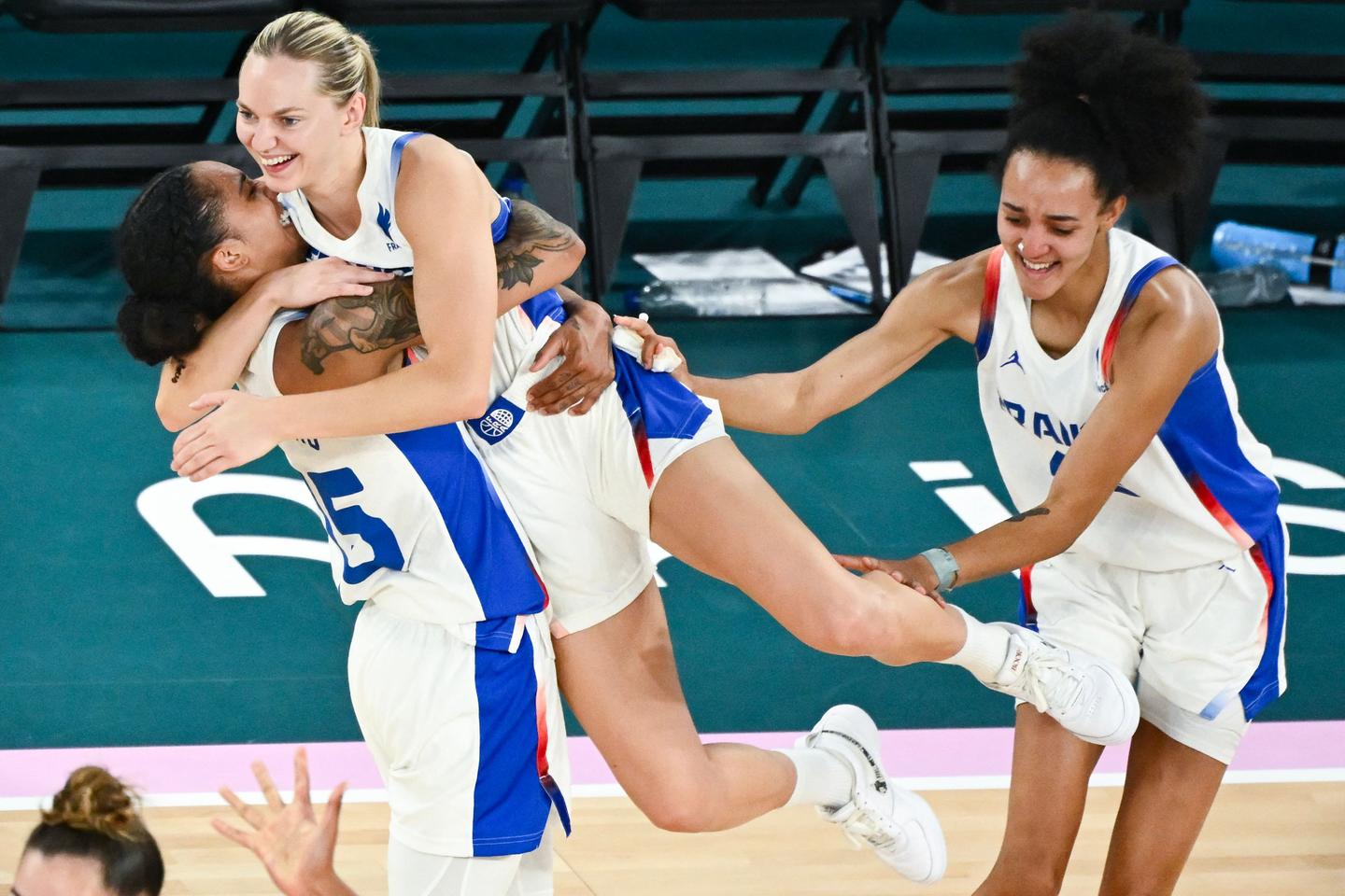 De Franse vrouwen bereiken de finale na een “gekke” wedstrijd tegen België