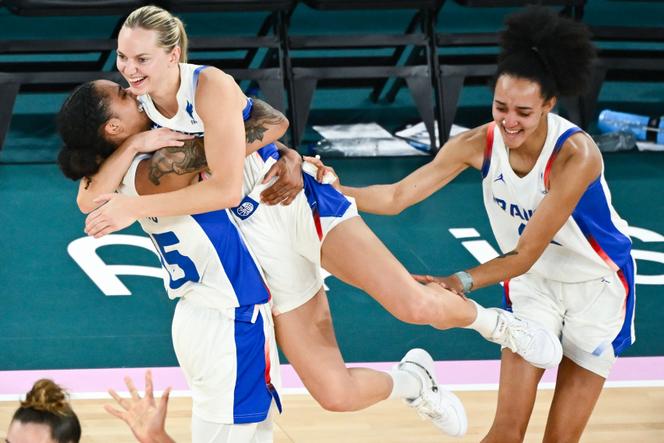 Het Franse damesbasketbalteam verheugt zich na de overwinning in de halve finales van de Olympische Spelen op België, in Parijs, 9 augustus 2024.