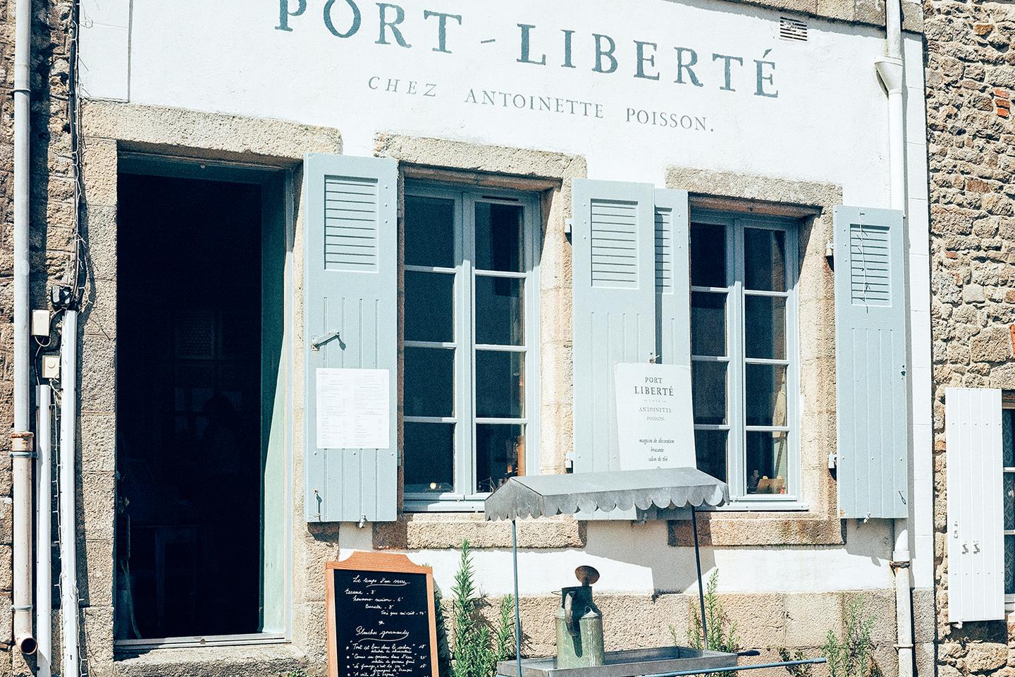 A Port-Louis, en Bretagne, les noces de papier peint