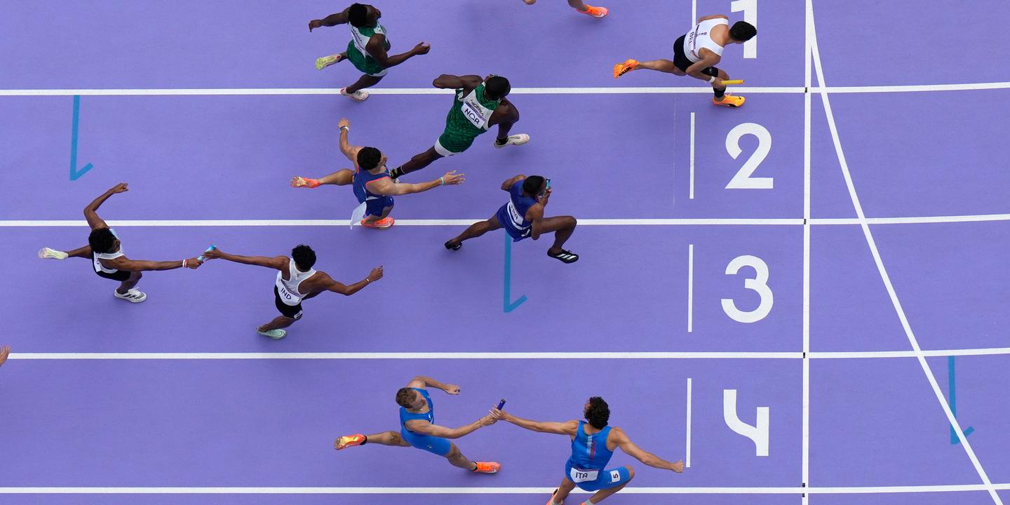 I fratelli LeBron e Simon Gauzi affrontano i giapponesi nella finale del mini-ping-pong; Nell’atletica, quattro staffette francesi in finale