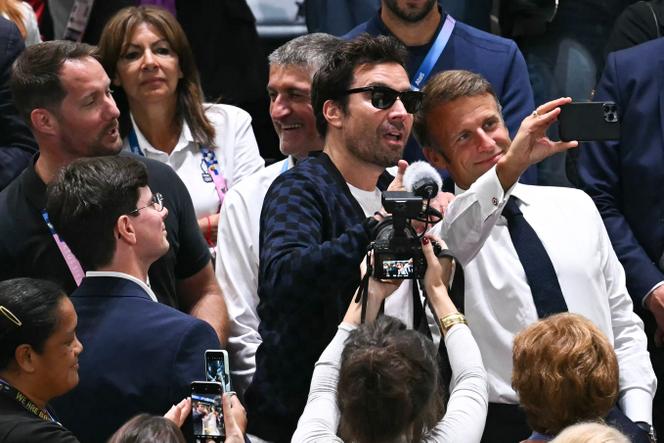 Le diffuseur américain Jimmy Fallon prend un selfie avec le président français Emmanuel Macron lors du match pour la médaille d'or de basket-ball masculin entre la France et les États-Unis lors des Jeux Olympiques de Paris 2024 à Bercy Arena à Paris le 10 août 2024. 