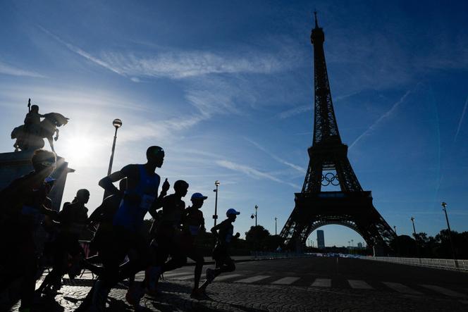 Les athlètes courent devant la Tour Eiffel lors du marathon masculin de l’épreuve d’athlétisme des Jeux olympiques, à Paris, le 10 août 2024.