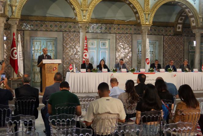 Farouk Bouasker, hoofd van de Onafhankelijke Hoge Autoriteit voor Verkiezingen, spreekt tijdens een persconferentie in Tunesië op 10 augustus 2024.