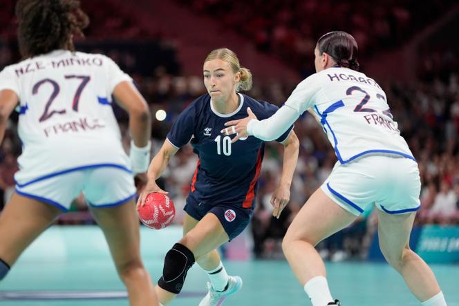 La demi-centre norvégienne Bredal Oftedal s'interpose entre les Françaises Estelle Nze Minko et Tamara Horacek, lors de la finale de handball féminin aux Jeux Olympiques, à Villeneuve-d'Ascq (Nord), le 10 août 2024.
