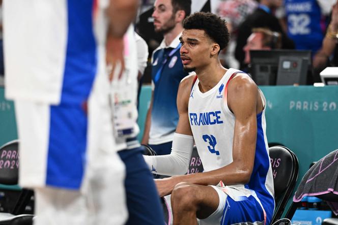 Le Français Victor Waimbania pleure après que les États-Unis aient remporté la médaille d'or en basket-ball masculin entre la France et les États-Unis lors des Jeux Olympiques de Paris 2024 à Bercy Arena à Paris le 10 août 2024. 
