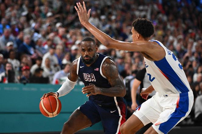 L'Américain LeBron James défie le Français Victor Wimpanyama lors du match pour la médaille d'or de basket-ball masculin entre la France et les États-Unis lors des Jeux Olympiques de Paris 2024 à Bercy Arena à Paris le 10 août 2024.