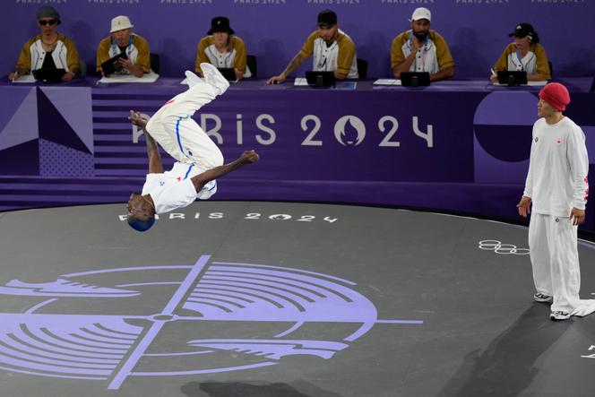 Le danseur français Dany Dann et le Canadien Phil Wizard, lors de l’épreuve masculine de breakdance, aux JO, place de la Concorde, à Paris, le 10 août 2024.