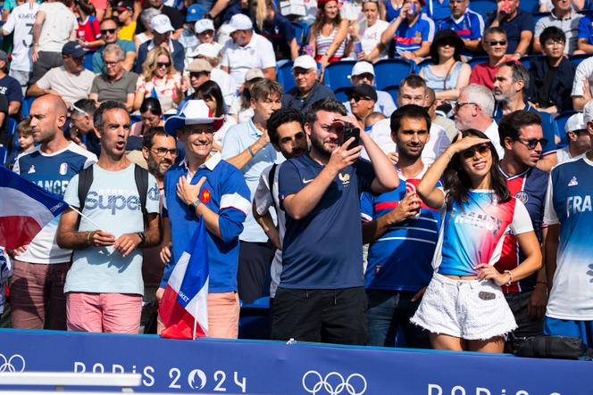 Aficionados franceses en las gradas, durante la final del torneo olímpico de fútbol entre Francia y España, en el Parque de los Príncipes, París, el 9 de agosto de 2024.