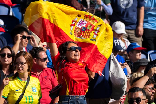 Un aficionado español en las gradas durante la final del torneo olímpico de fútbol entre Francia y España, en el Parque de los Príncipes, París, el 9 de agosto de 2024.