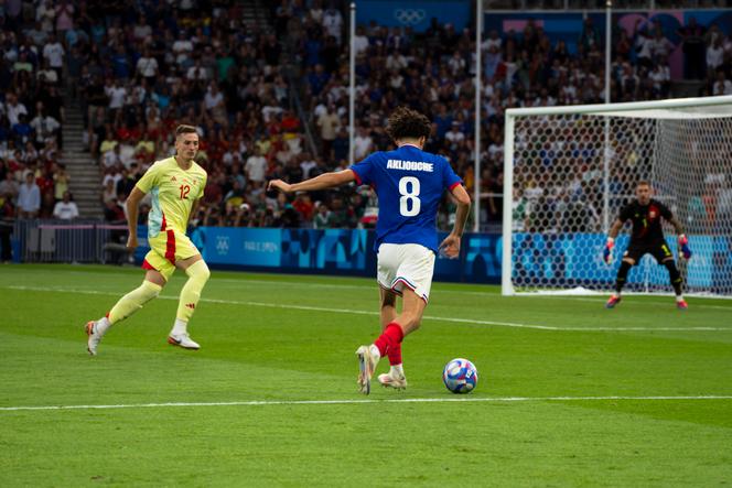 El español John Pacheco y el francés Magennis Aclioch, durante la final del torneo olímpico de fútbol entre Francia y España, en el Parque de los Príncipes de París, el 9 de agosto de 2024.