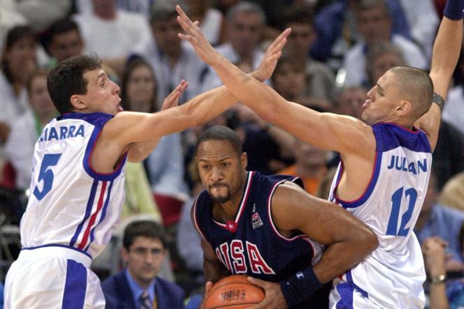 L'Américain Alonzo Mourning (au centre) affronte le Français Laurent Sciarra (à gauche) et Cyril Julien en finale des Jeux olympiques de Sydney, le 1er octobre 2000.